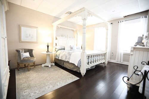 Historic Carriage House - 5 Bedroom with On-site Parking in Midtown Kansas City!