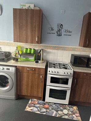 Fridge, microwave, oven, stovetop - Nice cosy apartment (London)