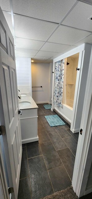 Haartrockner, Bidet, Handtücher, Seife