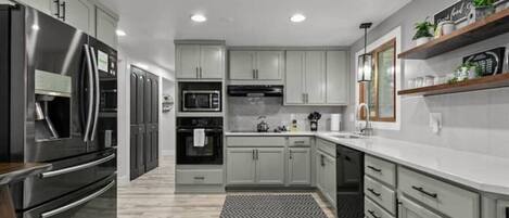 Kühlschrank, Mikrowelle, Ofen, Herdplatte