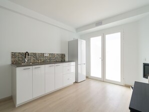 Jääkaappi, mikroaaltouuni, astianpesukone, kahvin-/teenkeitin