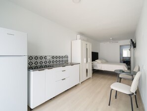 4 makuuhuonetta, silitysrauta/-lauta, ilmainen Wi-Fi, vuodevaatteet