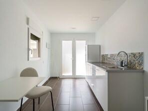 Jääkaappi, mikroaaltouuni, astianpesukone, kahvin-/teenkeitin