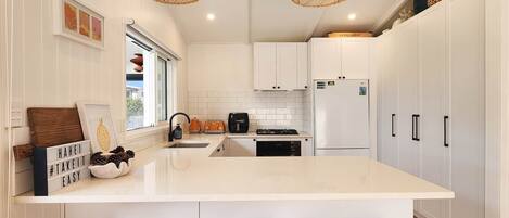 Køleskab, mikrobølgeovn, ovn, kogeplade