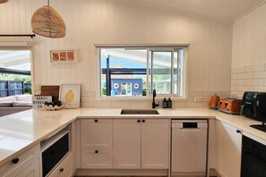 ثلاجة، ميكروويف، فرن، موقد طهي مسطح