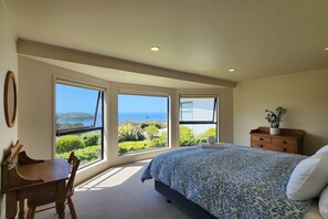 5 bedrooms, iron/ironing board, WiFi, bed sheets