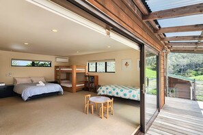 5 bedrooms, iron/ironing board, WiFi, bed sheets - Cathedral Cove Escape Hahei (Hahei)