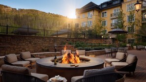 Outdoor dining - Luxury Meets Alpine Adventure: The Ritz-Carlton Club, Vail 3-Bedroom Residence (Vail)