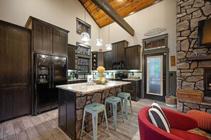 Mikrobølgeovn, ovn, kokeplater og oppvaskmaskin