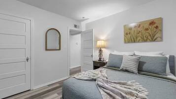 Silitysrauta/-lauta, Wi-Fi, vuodevaatteet