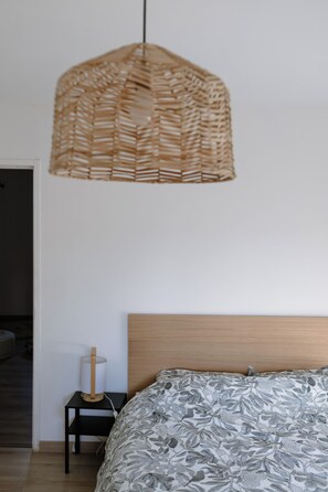 4 chambres, bureau, fer et planche à repasser, lit parapluie