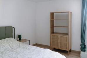 4 bedrooms, desk, iron/ironing board, travel crib