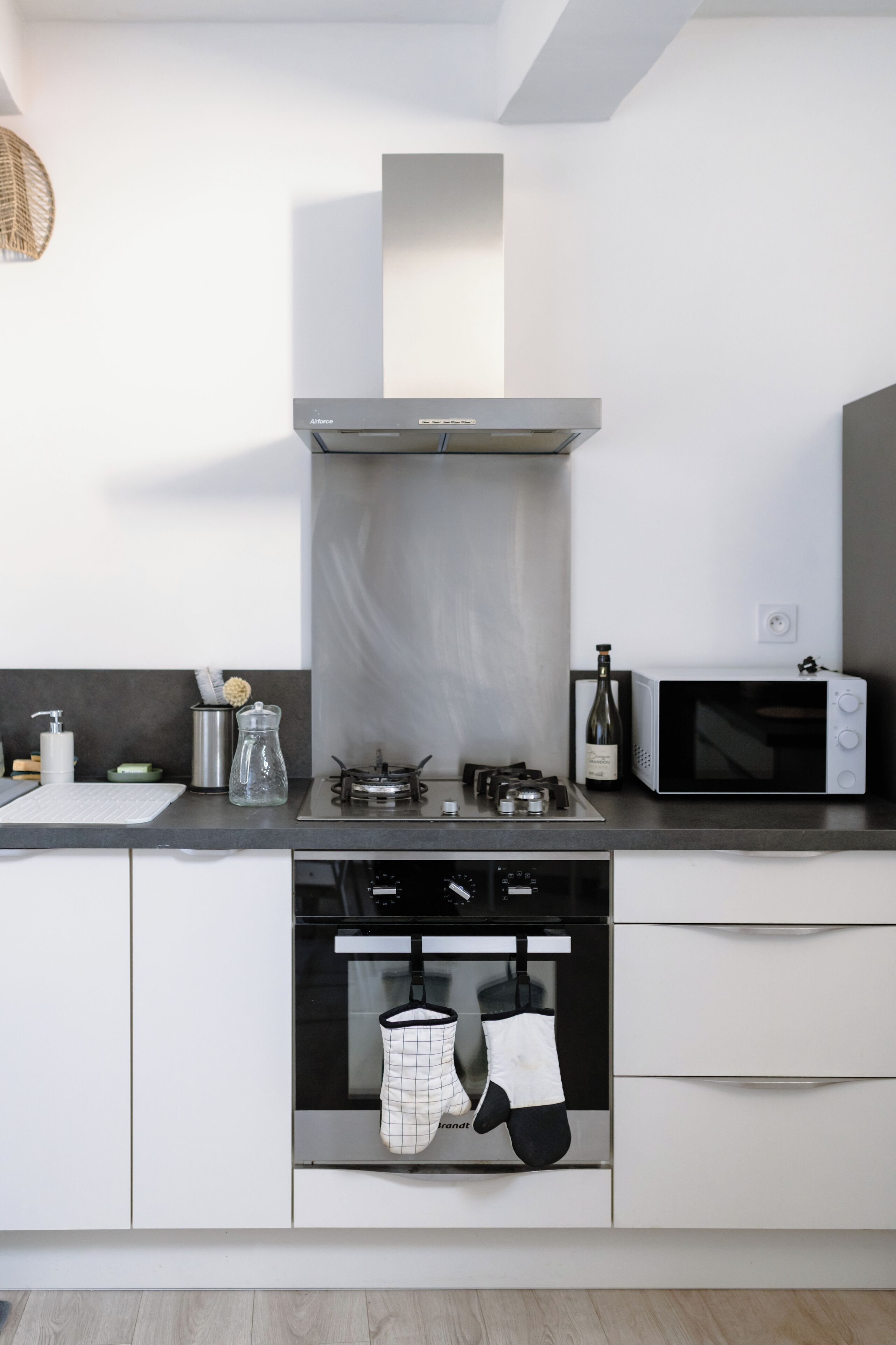 Een microgolfoven, een oven, een kookplaat, een vaatwasser