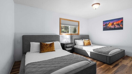 Steps to Trails & Minutes to Heavenly + Fireplace + Deck + BBQ Bluewood Cabin by Avantstay