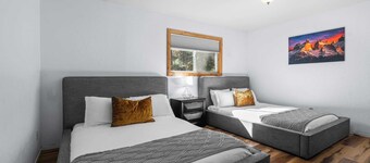 Steps to Trails & Minutes to Heavenly + Fireplace + Deck + BBQ Bluewood Cabin by Avantstay