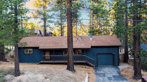 Steps to Trails & Minutes to Heavenly + Fireplace + Deck + BBQ Bluewood Cabin by Avantstay
