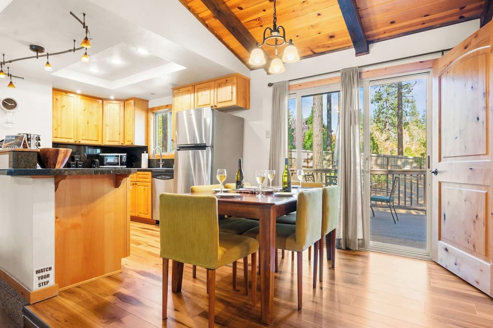 Steps to Trails & Minutes to Heavenly + Fireplace + Deck + BBQ Bluewood Cabin by Avantstay - North Upper Truckee, CA