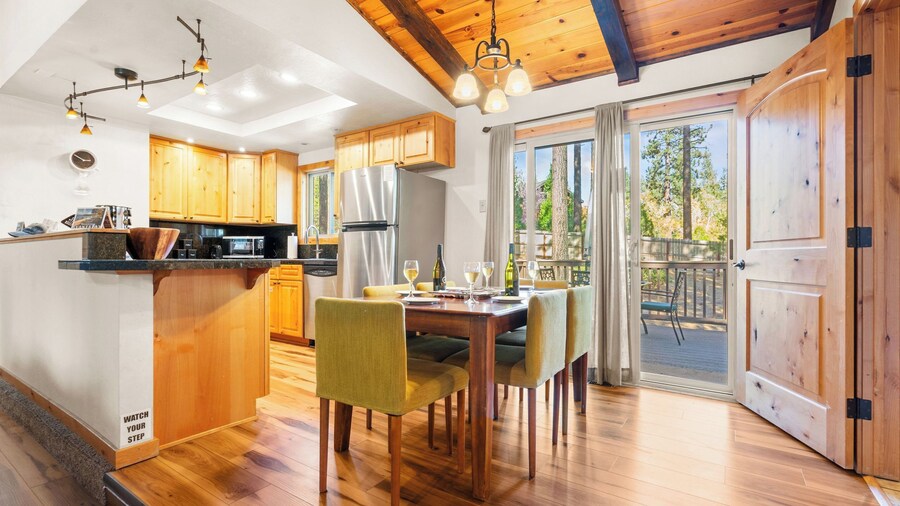 Steps to Trails & Minutes to Heavenly + Fireplace + Deck + BBQ Bluewood Cabin by Avantstay