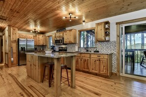 Fridge, oven, stovetop, dishwasher