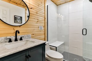 Haartrockner, Handtücher, Shampoo