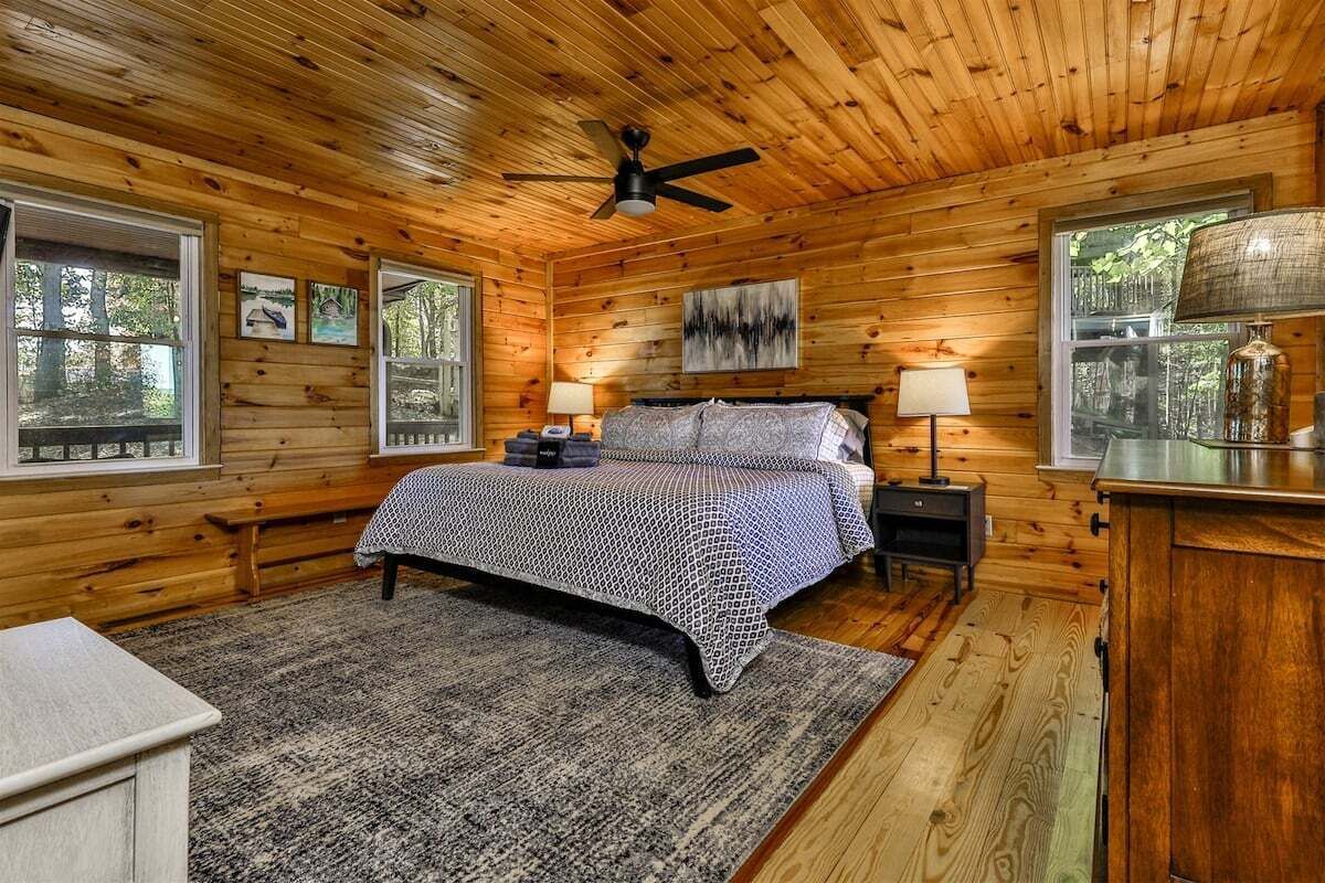 4 bedrooms, desk, iron/ironing board, free WiFi