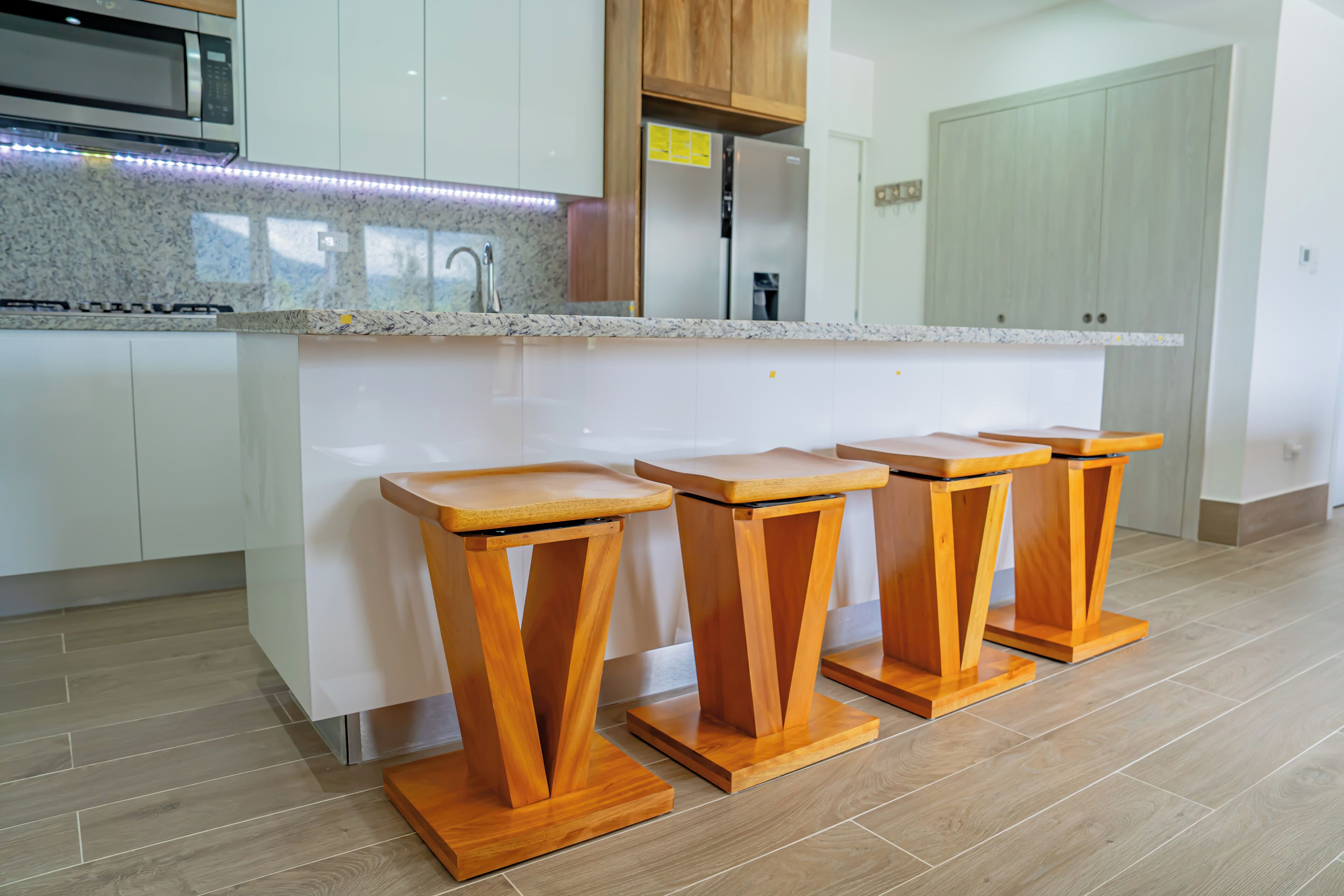 Refrigerador, microondas, parrilla de estufa y cafetera y tetera 