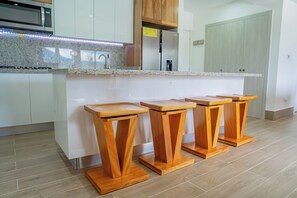 Réfrigérateur, micro-ondes, plaque de cuisson, cafetière/bouilloire