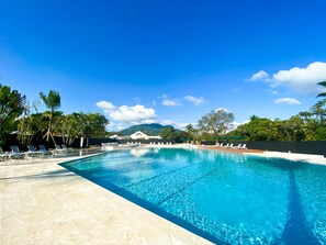 Una piscina al aire libre