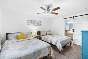 Condo, varias camas, patio, vista al campo de golf (Stay & Play Branson Basecamp) | 2 habitaciones, decoración personalizada y muebles diferentes 