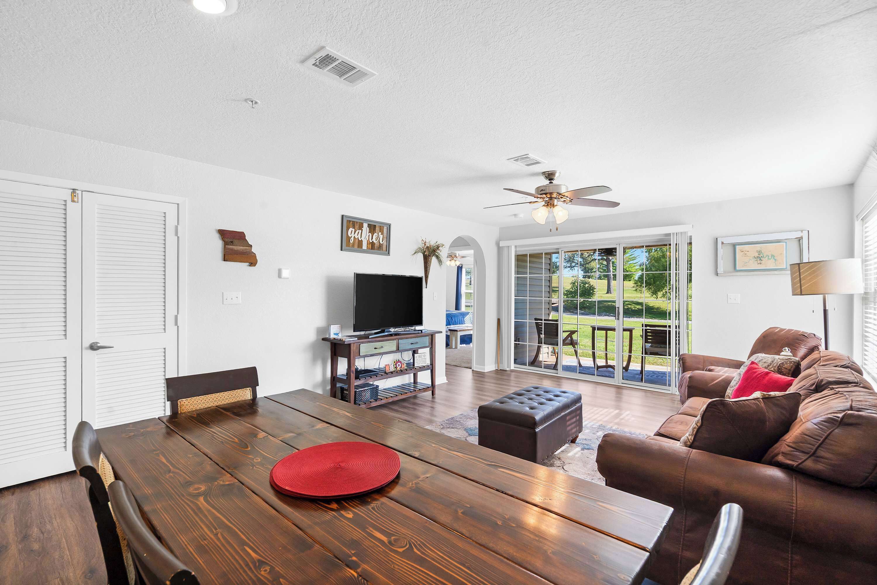 Apartment, Mehrere Betten, Terrasse, Blick auf den Golfplatz (Stay & Play Branson Basecamp) | Wohnbereich