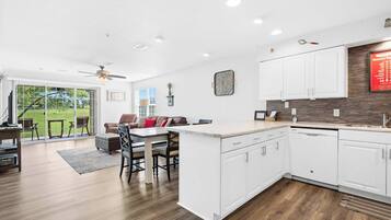 Kondominium, Beberapa Tempat Tidur, patio, pemandangan lapangan golf (Stay & Play Branson Basecamp) | Interior