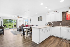 Condo, varias camas, patio, vista al campo de golf (Stay & Play Branson Basecamp) | Interior