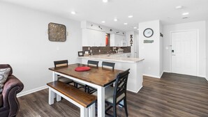 Leilighet, flere senger, terrasse, utsikt mot golfbane (Stay & Play Branson Basecamp) | Spiseområde