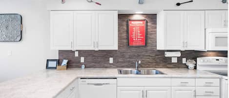 Condo, varias camas, patio, vista al campo de golf (Stay & Play Branson Basecamp) | Cocina privada