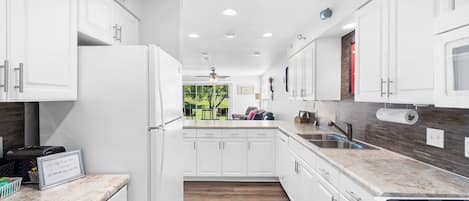 Apartment, Mehrere Betten, Terrasse, Blick auf den Golfplatz (Stay & Play Branson Basecamp) | Eigene Küche