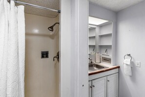 Condo, 1 cama de casal (Kona Islander Inn#305) | Banheiro