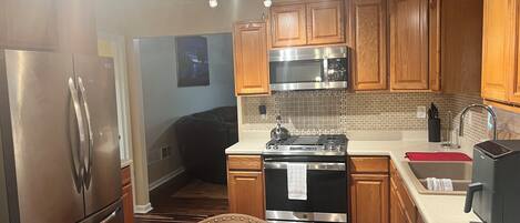 Frigorifero, microonde, forno, piano cottura