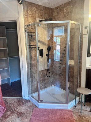 Een bubbelbad, een haardroger, handdoeken, zeep
