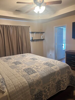 3 bedrooms, desk, free WiFi, bed sheets