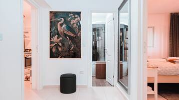 Tabla de planchar con plancha, wifi, ropa de cama