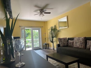 Suite Studio Confort, balcon, vue piscine | Coin séjour
