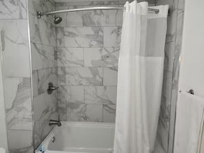 Suite Studio Confort, balcon, vue piscine | Salle de bain | Ensemble douche/baignoire, articles de toilette gratuits, savon