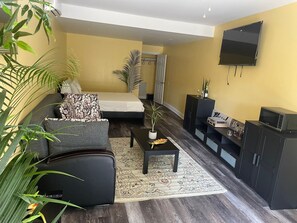 Comfort Studio Suite, 1 Queen Bed, Balcony, Pool View