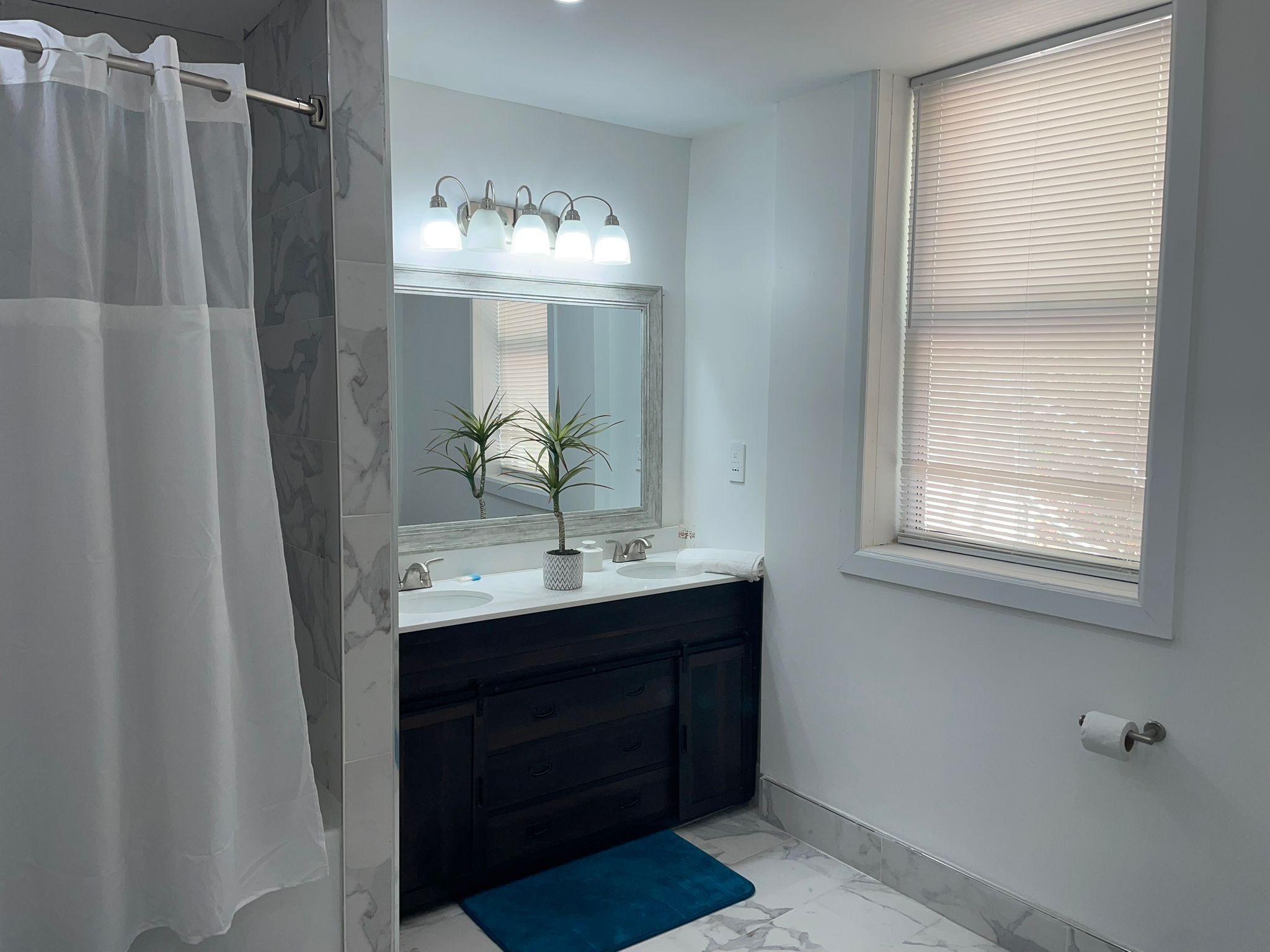 Een bad/douchecombinatie, gratis toiletartikelen, zeep, toiletpapier