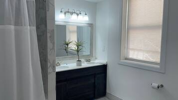 Tina con regadera, amenidades de baño gratuitas, jabón, papel de baño