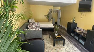 Studio Suite Comfort, balkon, pemandangan kolam renang | Setrika/meja setrika dan Wi-Fi gratis