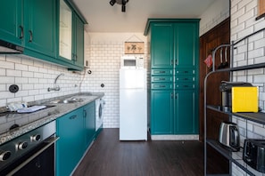 Kjøleskap, mikrobølgeovn, ovn og kokeplater