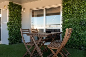 Outdoor dining - The Porto Wine Cellars Penthouse (Vila Nova de Gaia)