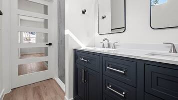 Dutxa, tovalloles, sabó i paper higiènic