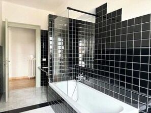 Dusche, Haartrockner, Bidet